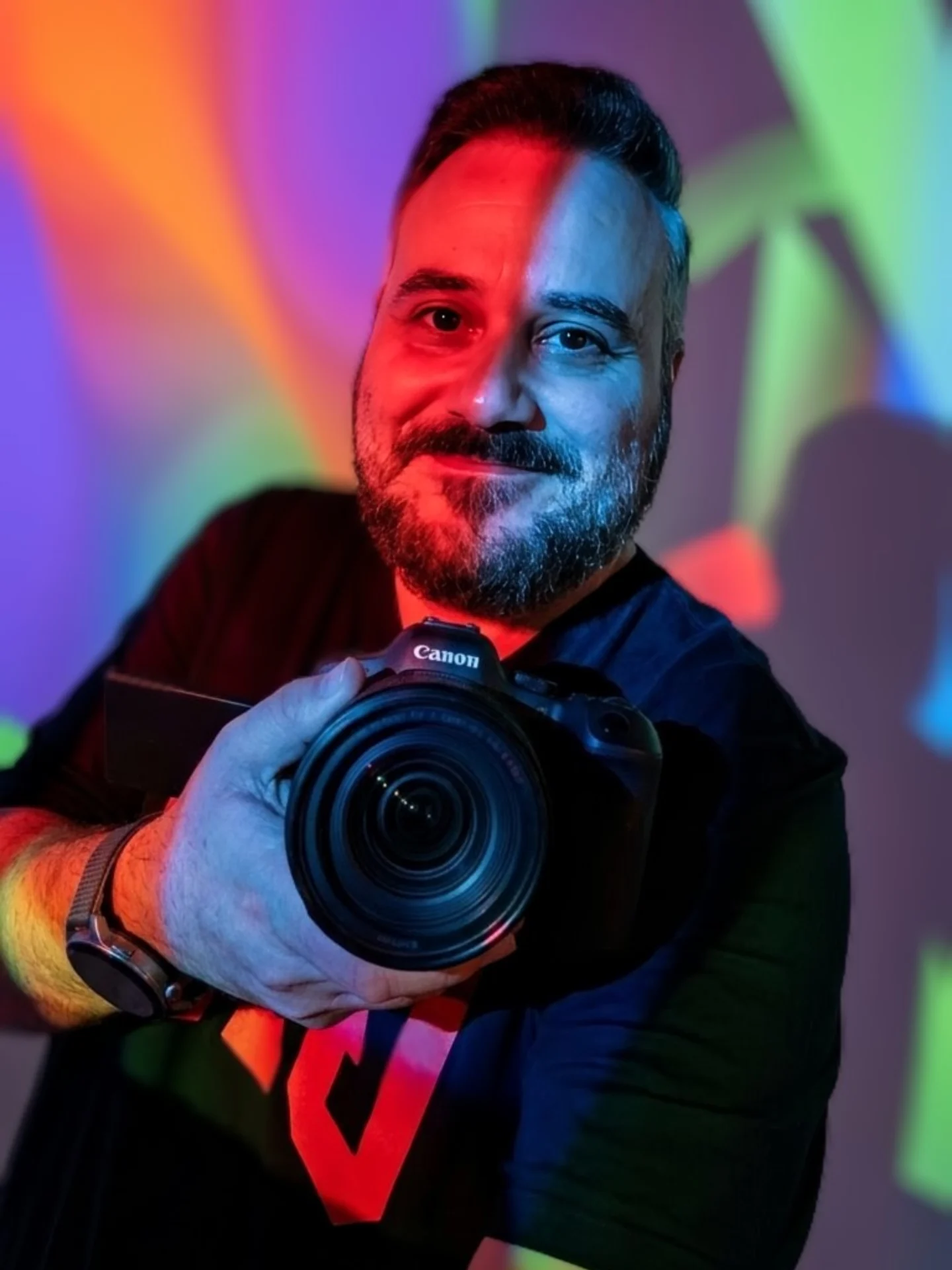 Retrato creativo de Jomi Sancho con cámara e iluminación de colores